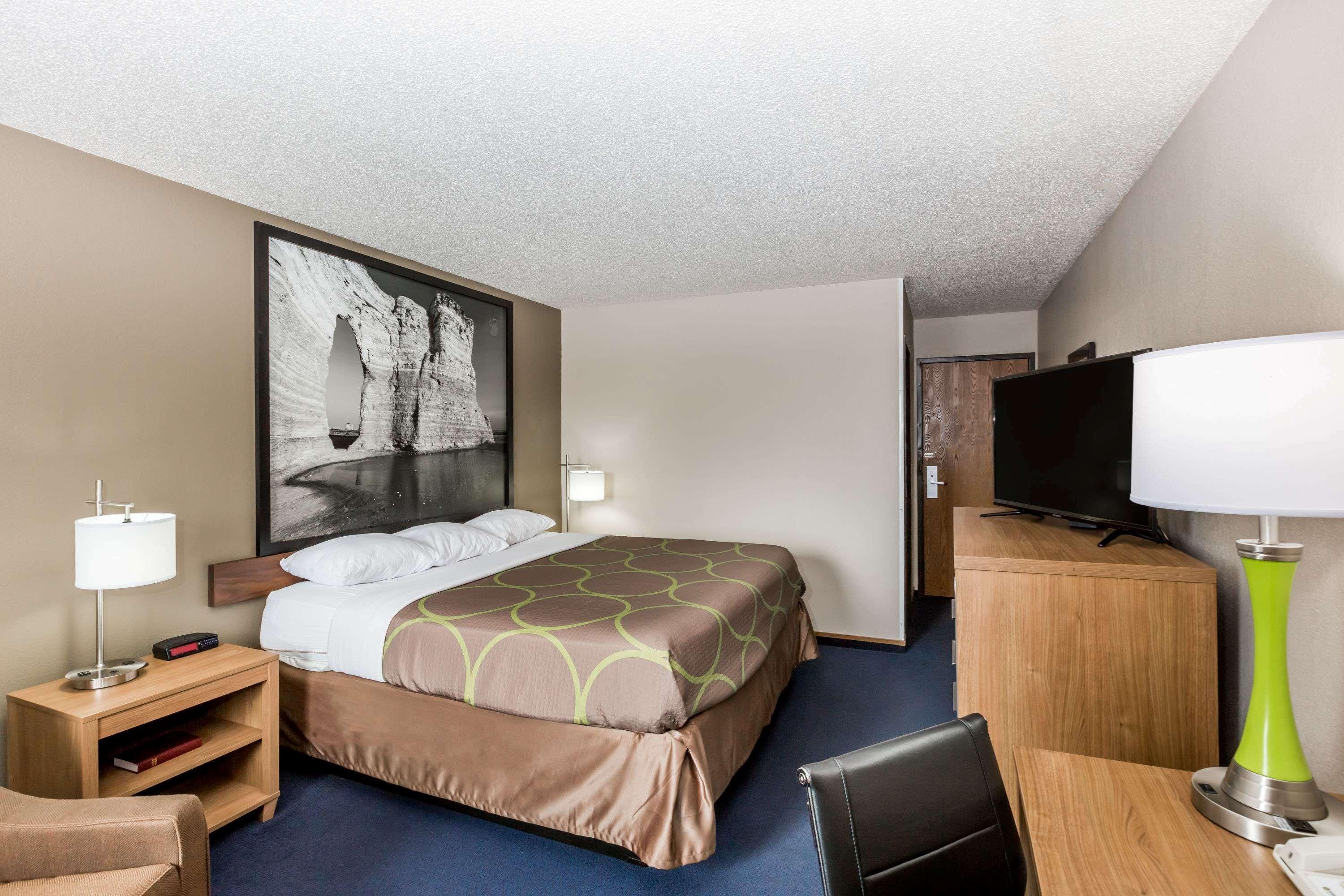 Super 8 By Wyndham Hays Ks Hotel Exterior photo