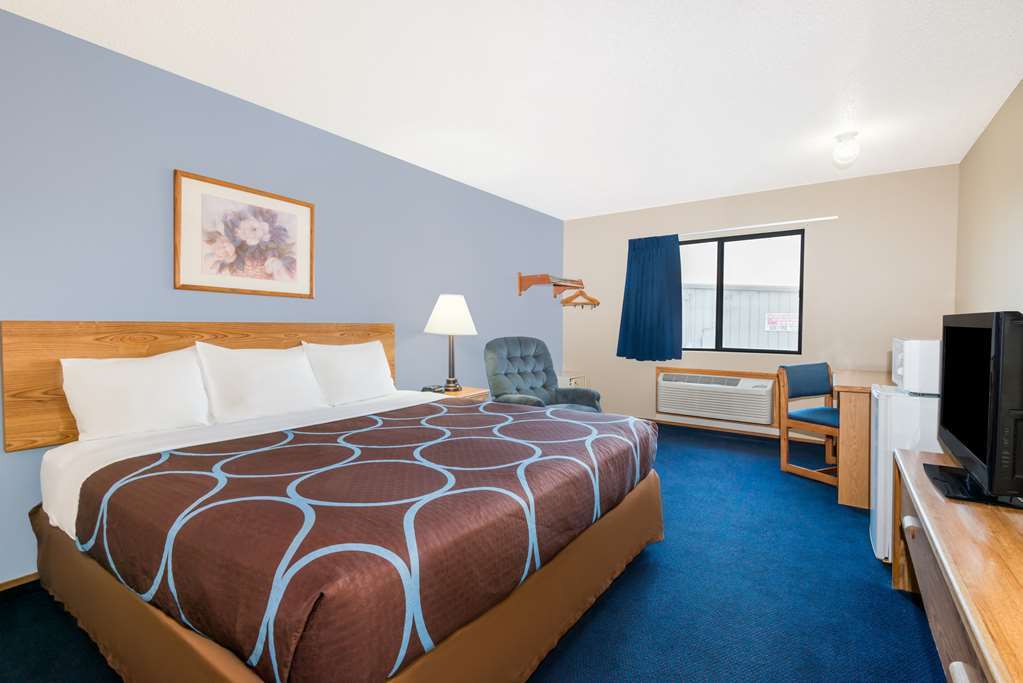 Super 8 By Wyndham Hays Ks Hotel Room photo