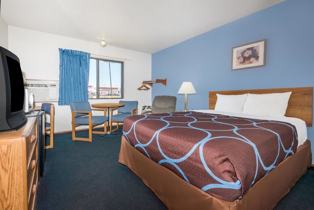 Super 8 By Wyndham Hays Ks Hotel Exterior photo